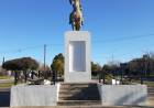 Embellecen el monumento Pringles