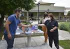 Entrega de libros para los residentes del Hogar El Remanso