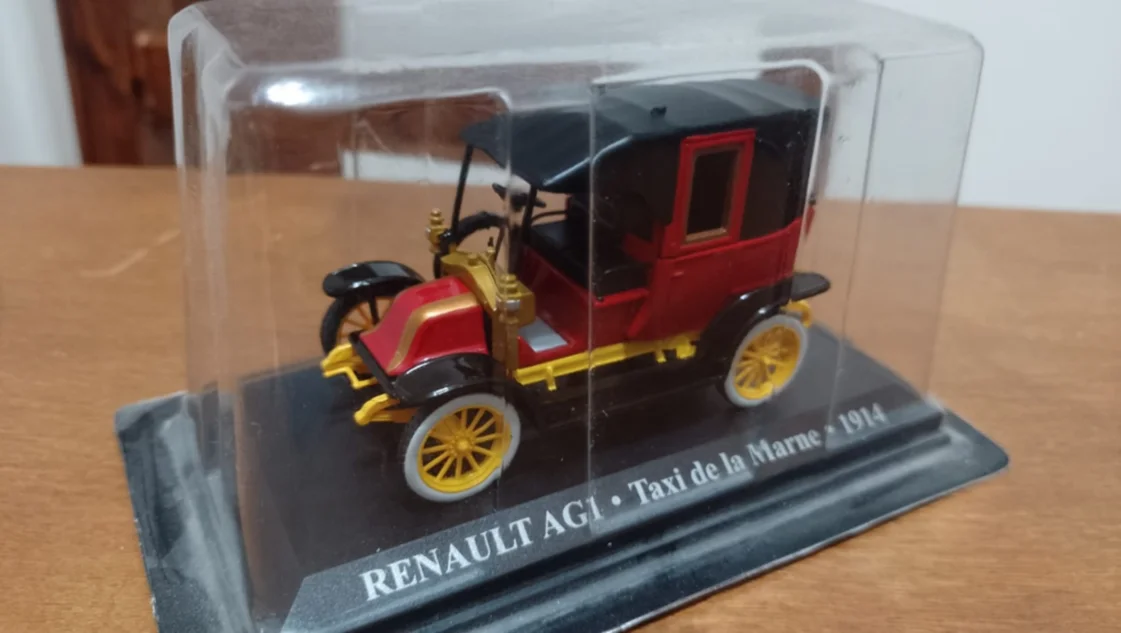Su hobby son las miniaturas: atesora una colección de taxis del mundo