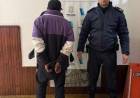 Fue detenido por violar una restricción y conducir una camioneta robada