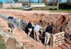 El Municipio construye gaviones como contención en el canal del Boulevard Uruguay