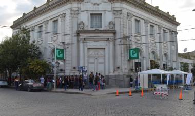 Comenzó el operativo de entrega de la Tarjeta Alimentar en el Banco Provincia