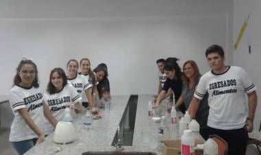 Alumnos elaboran alcohol en gel