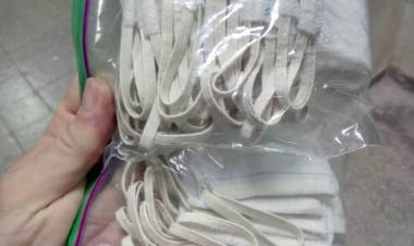 Lo que se ve en la bolsa son 80 barbijos y un gesto inmenso