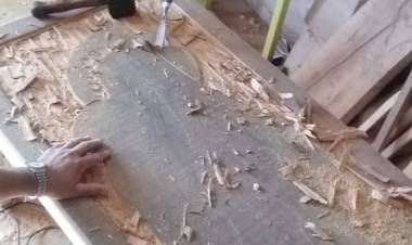 Roberto Mandrini elabora obras en su taller