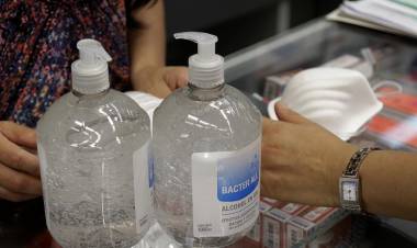 Recomiendan evitar comprar alcohol en gel en comercio callejero, internet o redes sociales