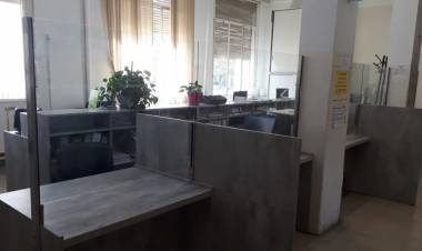 Colocan separadores de vidrio en espacios Municipales