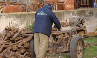 Se hizo la primera entrega de leña del Banco Municipal de Leña