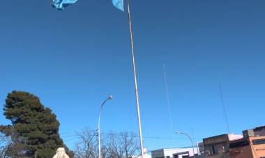 Christensen y Bastard, izaron el pabellón nacional