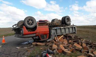 Vuelco de un camión a la salida de Indio Rico