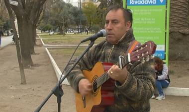 Le taparon el tomacorrientes al cantante de la Plaza