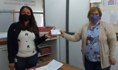 Educación: Se completó la entrega de celulares para conectividad de instituciones educativas