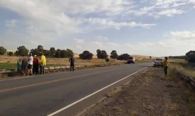 Un auto con tres bahienses cayó al dique Paso de las Piedras