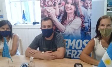 "Si es política estar al lado de la gente, preferimos estar al lado de la gente"