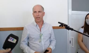 Matzkin presentó los nuevos baños de la Secundaria 5