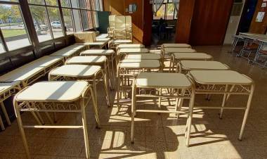 Llegaron sillas, bancos, escritorio y mesas para establecimientos escolares de Pringles