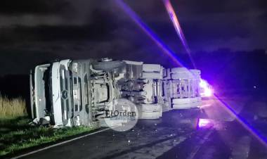 Saquearon la mercadería de un camión volcado en la ruta 51