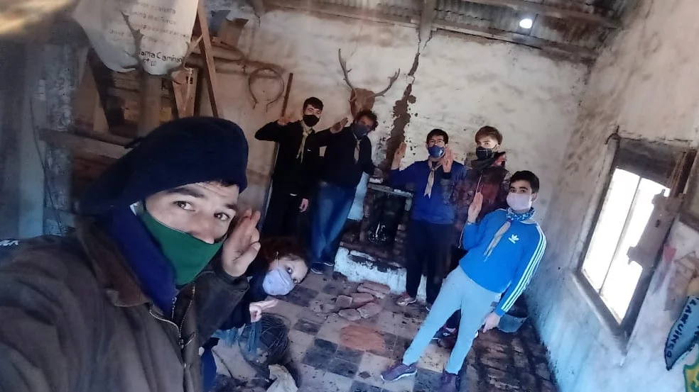 Scouts recrean una estufa ecológica económica y ayudarán a quienes quieran diseñarla