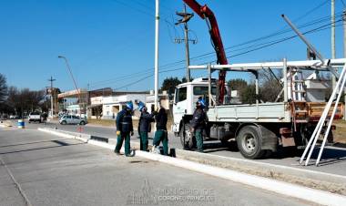 Comenzaron a colocarse las luminarias en la rambla de Avda. 25 de Mayo