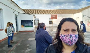 Conto acompañó la visita a la Escuela Primaria 8 de Indio Rico