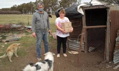 Entregan 30 ponedoras a cinco familias de Indio Rico