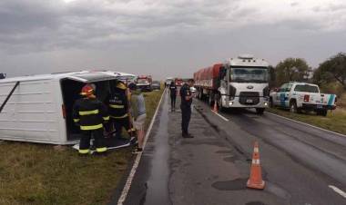 Hizo una mala maniobra con la combi, chocó contra un camión y volcó