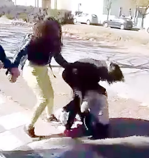 Una comunidad preocupada por las peleas afuera de una escuela