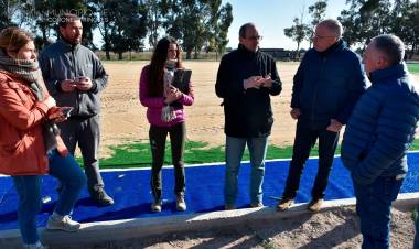 Matzkin recorrió la cancha de hockey ubicada en el Balneario