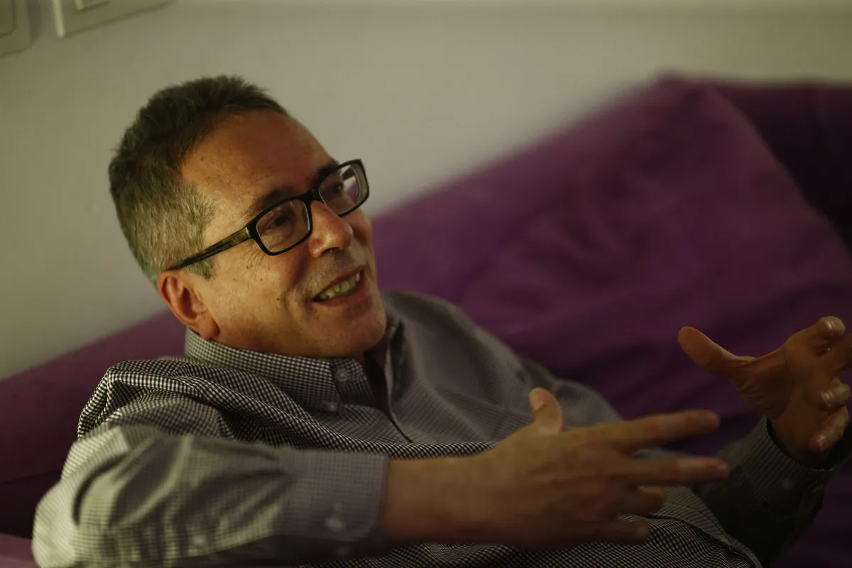 El Museo Barrio de Flores empapela las calles con textos de César Aira para que los vecinos lean su obr