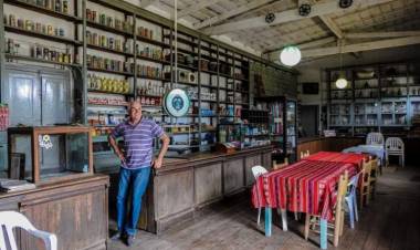 Quiñihual: El único habitante del pueblo, mira el Mundial con sus perros