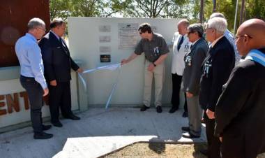 Descubrimiento de placa conmemorativa donada por la Armada Argentina