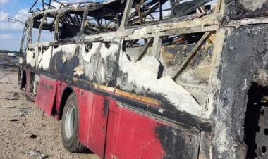 Las llamas devoraron por completo un colectivo motorhome