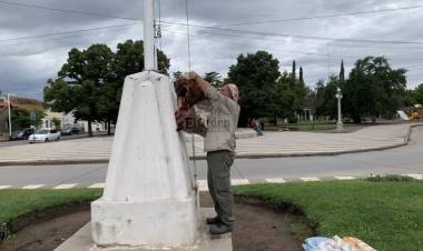 Colgó dos cabezas de terneros en el mástil del Municipio
