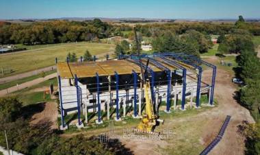 Colocación de las cabriadas en el Polideportivo local