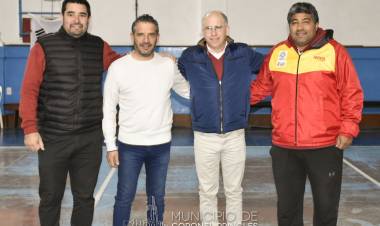 Matzkin entregó cheques a la Cosmopolita y al Club Divisorio