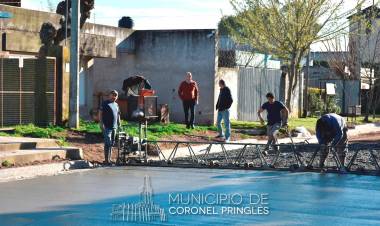 Hoy se comenzó a pavimentar una nueva cuadra en nuestra ciudad