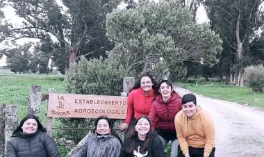 Estudiantes locales visitaron el Establecimiento Rural "La Aurora"