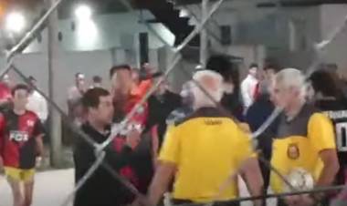 Brutal trompada a un árbitro en un partido de papi fútbol de Pringles
