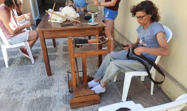 Práctica de hilado y teñido artesanal de lanas en INTA Coronel Pringles