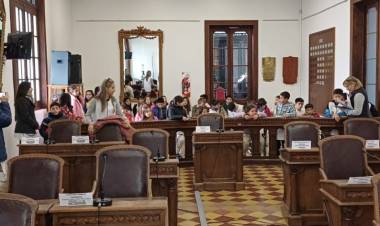 Estudiantes visitaron el Palacio Municipal y la Sala Legislativa