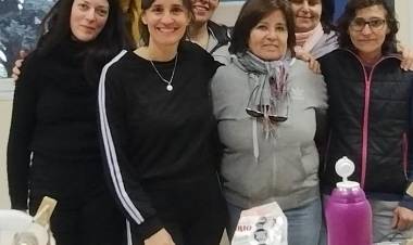 Hilanderas realizaron práctica de hilado y tejido