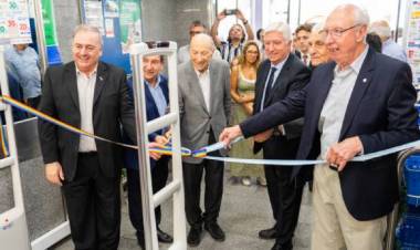 Ariel Guarco estuvo en la inauguración de Supercoop 
