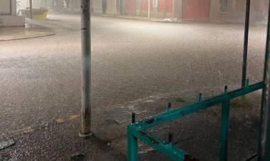 Pringles: la lluvia torrencial dejó calles anegadas y el agua entró en algunas casas