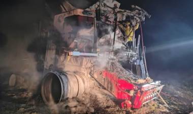 Una cosechadora sufrió daños totales tras un incendio en un campo de la región