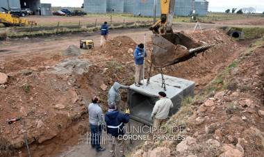 Avanzan los trabajos de la obra de desagüe pluvial que el Municipio ejecuta en el Barrio Roca