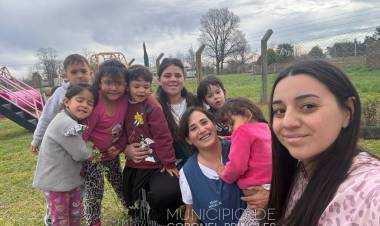 Crecer junto a un árbol
