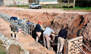 El Municipio construye gaviones como contención en el canal del Boulevard Uruguay