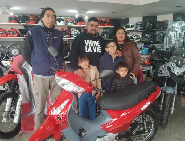 Divisorio hizo entrega de la Moto