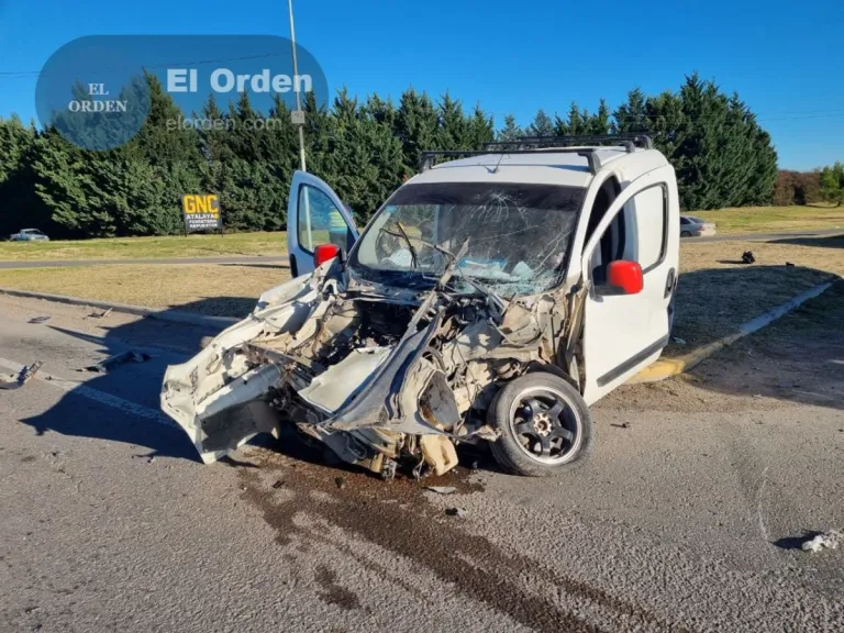 Accidente en boulevard 40 y ruta 51 entre un camión y un utilitario con dos personas heridas