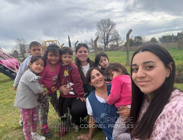 Crecer junto a un árbol